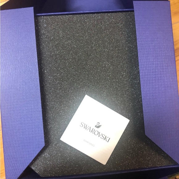 Swarovksi Frozen 2 Anna Figurine with original boxe and COA - Picture 7 of 7